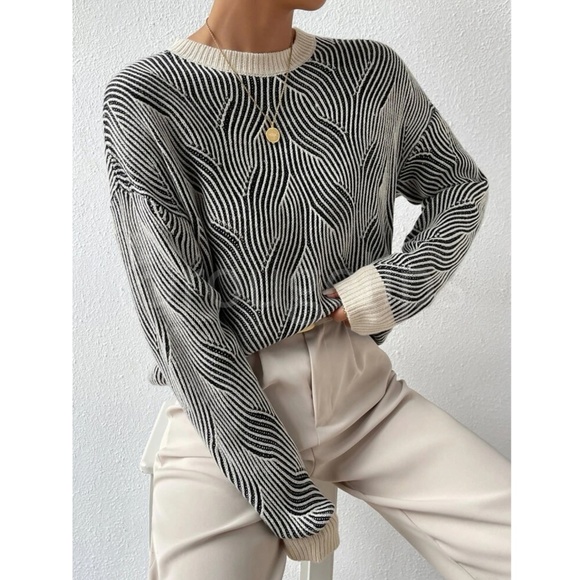 Rouge! Black and White Wave Pattern Sweater - Picture 5 of 10